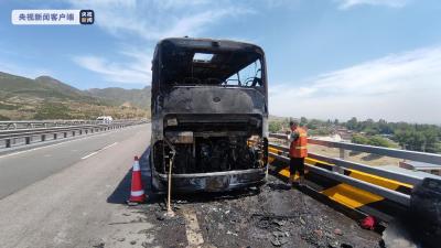 山西一载有44人的大巴车起火 无人员伤亡  