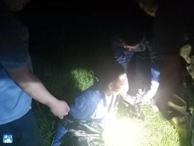 长江云——引以为戒！通山：一男子非法“电鱼”被依法处置