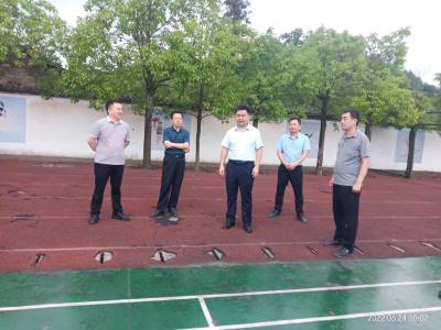 【下基层 察民情 解民忧 暖民心】县教育局：深入基层一线调研 助推重点项目建设