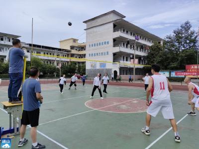  厦铺镇举行首届教职工气排球比赛