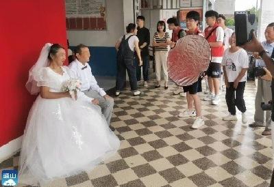 【文明实践·文化文艺】洪港镇：工大学子为金婚老人圆上“婚纱梦”