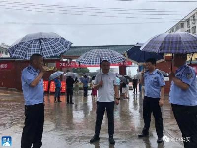 中考首日，通山公安冒雨护安宁