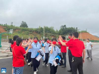 通山县实验高中：温暖送考 助力前行