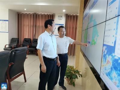 县领导到县气象局检查指导气象防汛工作
