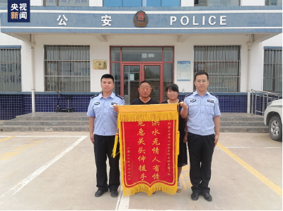 洪水中俩人被困车里，呼吸困难……多亏他这一脚！  