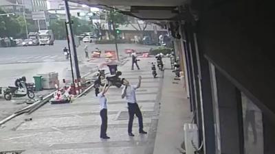 惊险！幼童6楼坠落，路人扔掉手机徒手接住