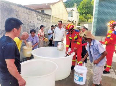 咸宁日报——消防送水解民忧