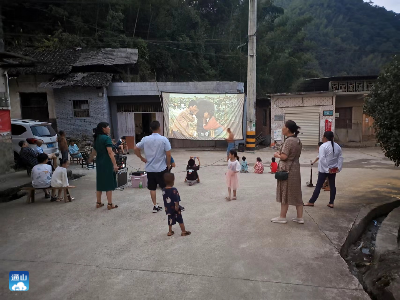 厦铺镇：当露天电影与屋场会“牵手”