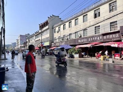 【创建文明城市 建设秀美通山】九宫山镇：志愿者开展街道交通维护服务活动