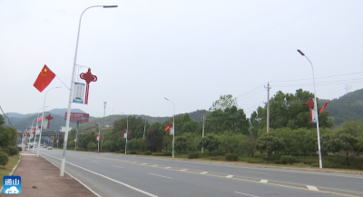 V视丨国庆将至 通山：城区主干道飘起中国红