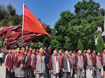 “寻访红色基地，感受峥嵘岁月”——南林中学师生赴楚王山烈士纪念园参观