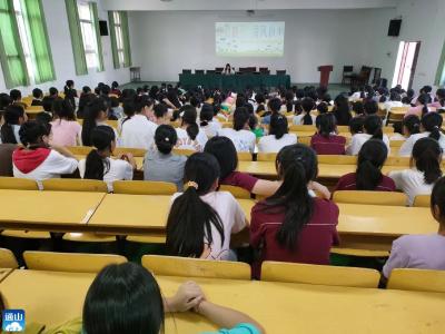 厦铺中学举办女生青春期健康教育讲座