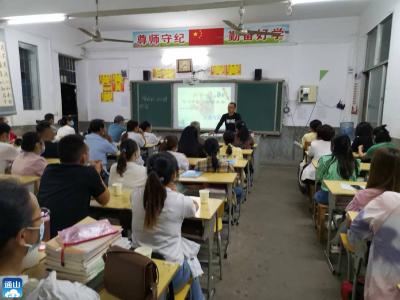 县实验中学：召开七、八年级家长会