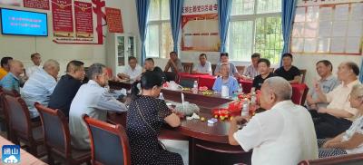 九宫山镇中学：举行退休教师座谈会
