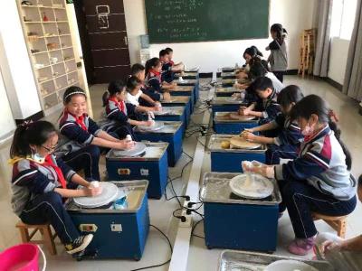 通山县迎宾路小学组织学生参观青少年活动中心