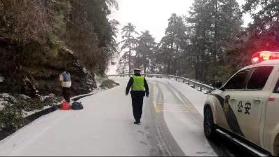 通山公安民警大雪中救助受困群众