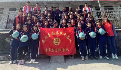  团县委“小篮球大梦想”青年志愿服务公益行活动走进大畈镇