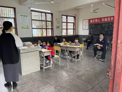  厦铺镇中心学校走进花纹小学开展“推门听课”活动
