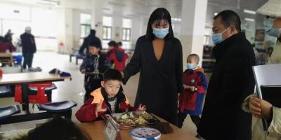 县领导检查督导迎宾路小学食品安全和疫情防控工作