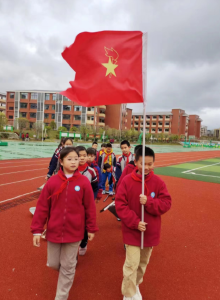 通山县迎宾路小学开展学雷锋志愿者洁校行动