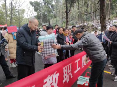 厦铺镇中心学校举行第五届教职工登山比赛