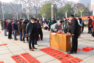 纸上生春风 笔下出春天  通山县书法家协会给百姓送春联