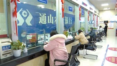 咸宁日报——用好用活“钱袋子” 当好“金牌店小二”通山金融助企跑出“加速度”