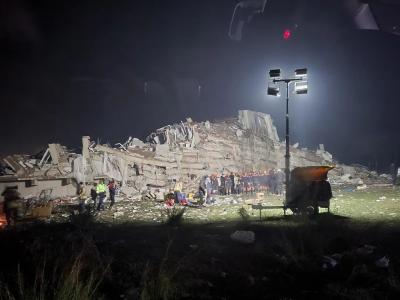 中国救援队，废墟中救出一名孕妇！