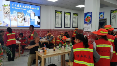 通山：爱心商户邀请环卫工人免费吃拉面