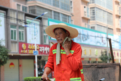 长江云——咸宁通山：环卫工人，您辛苦了！