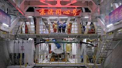 我国自主研发的超大直径盾构机“京滨同心号”始发
