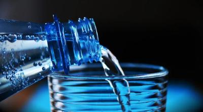 你喝的水里有“微塑料”，对人体有害！ 1 个超简单步骤能去除
