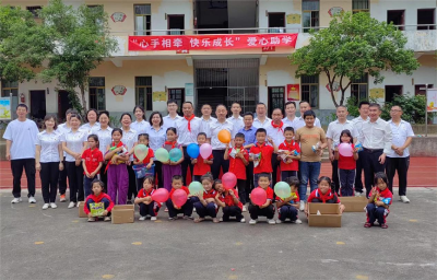 洪港镇贾家源村小学开展“心手相牵，  快乐成长”儿童节专题助学活动