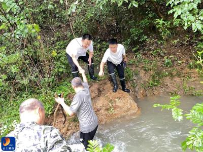 通山：4000余名党员下沉一线 织密织牢防汛“安全网”