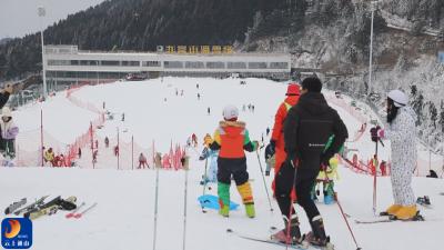 【新春走基层⑭】V视 | 通山：海拔1559米高山滑雪场“热”意正浓