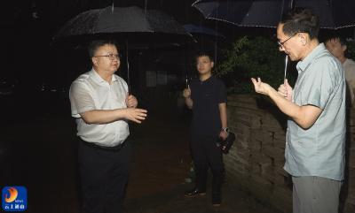 陈洪豪夜间深入一线督导防汛工作强调：预警为先 生命至上 以“时时放心不下”的责任感筑牢安全防线