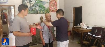 大畈镇：为老党员颁发“光荣在党50年”纪念章 