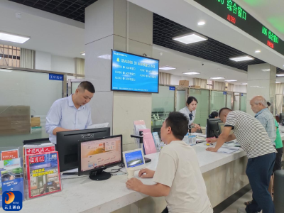 局长变身“窗口办事员” “换位”服务暖民心