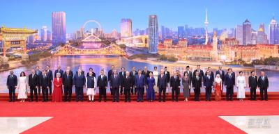 习近平和彭丽媛为出席2025年上海合作组织峰会的国际贵宾举行欢迎宴会