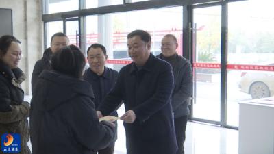 县领导走访慰问困难社区工作者与新兴领域群众