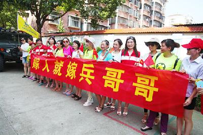 (图片新闻)应城市民自发看望慰问抗洪救灾官兵 