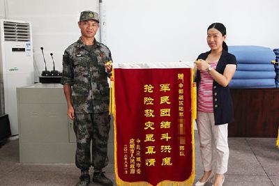 中部战区某舟桥旅回撤归建 应城市民自发欢送 