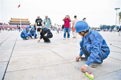 北京天安门广场国庆花坛“骨架”今晨完成拼装