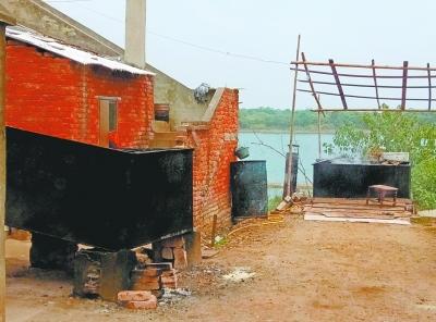 村民举报养猪场偷偷熬制“地沟油”执法部门突击检查