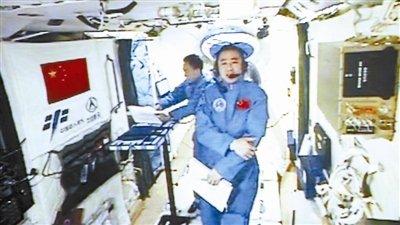 “天地电邮”送上“新闻大餐” “神十一”航天员太空收看全媒体报道