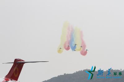 空军八一飞行表演队新动作惊艳亮相第十一届中国航展  