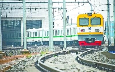 武汉首条“带辫子”的地铁通电试跑