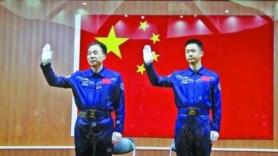 军事|中共中央国务院中央军委授予景海鹏陈冬航天功勋奖章