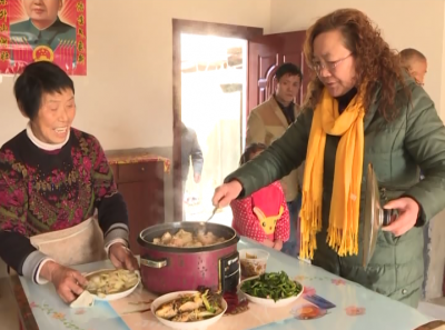 《新春走基层》 一个倒房户的年夜饭 