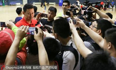 体育|中国男篮红队率先亮相 李楠:双国家队是良性竞争
